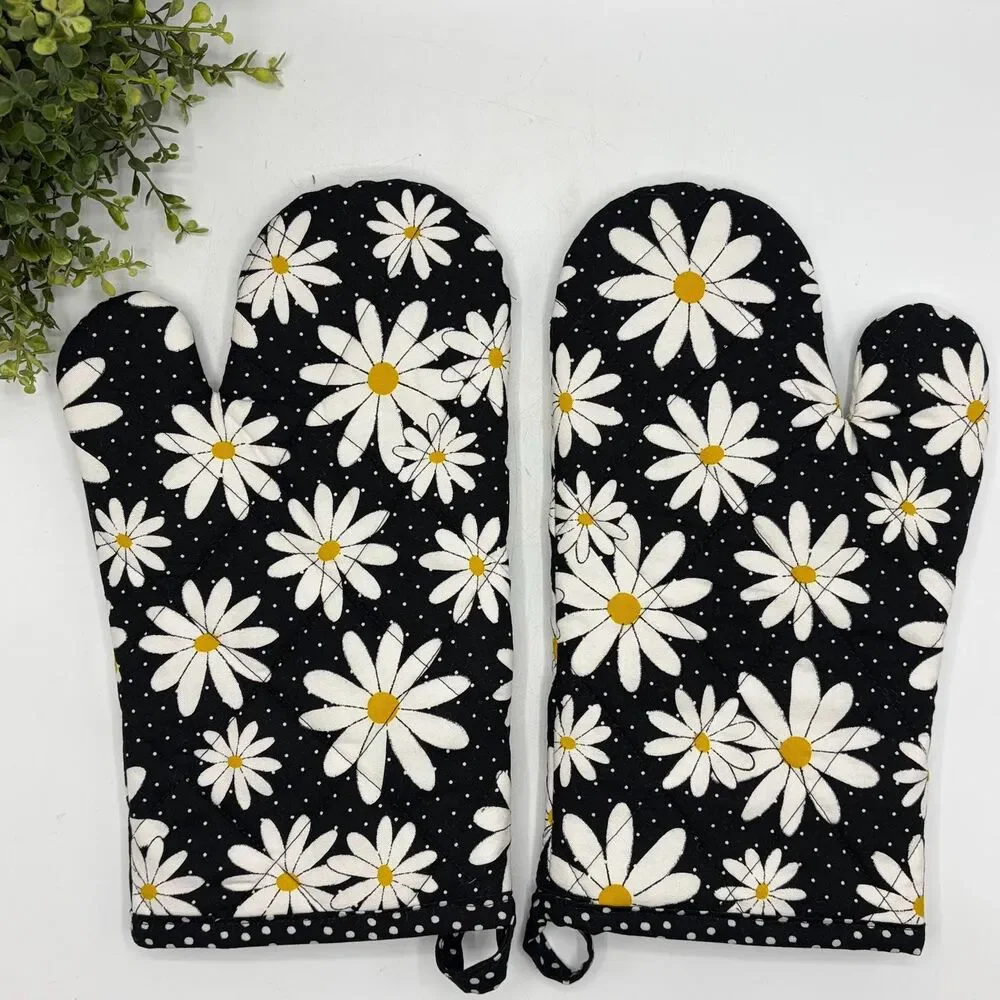 Oven Mitt, Black and White Daisy Florals Baking Mitt